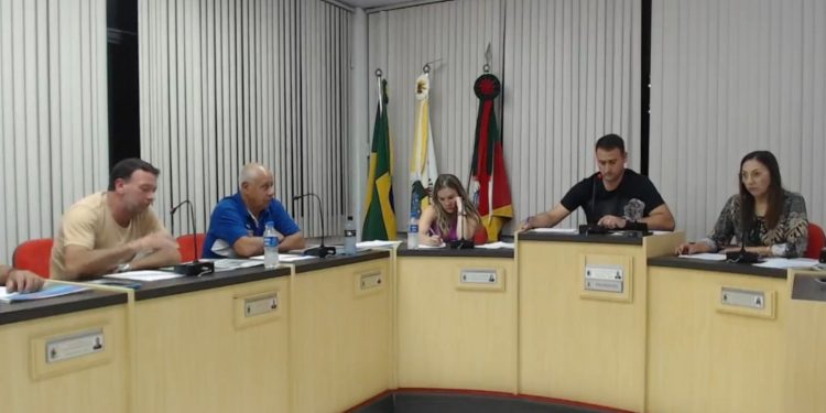 APROVAÇÃO E DEBATE: Legislativo aprova incentivos aos agricultores e debate transporte, saúde e infraestrutura