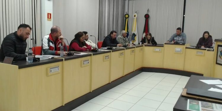 SESSÃO ORDINÁRIA: Vereadores apresentam série de requerimentos e cobram transparência do Executivo